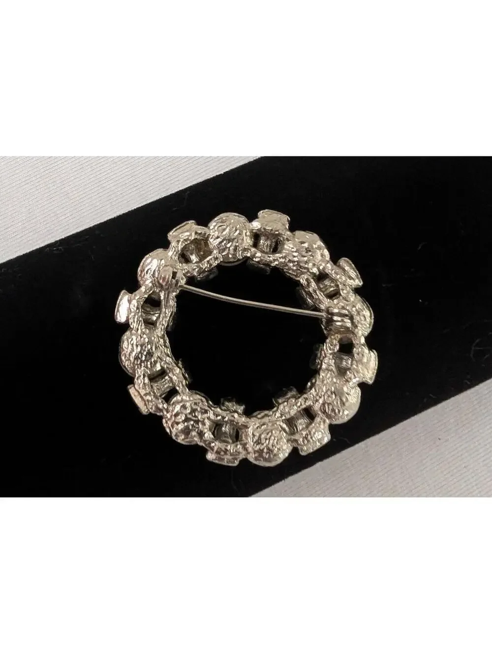Vintage Pearl and Rhinestone Circle Brooch Pin - Picture 2 of 3